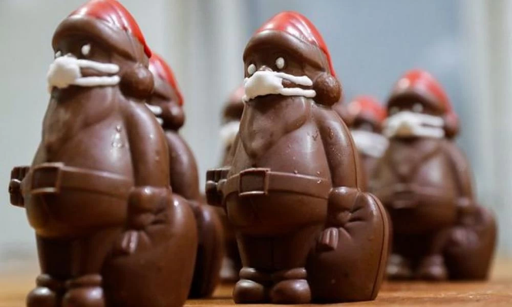 Ουγγαρία: Ζαχαροπλάστης έβαλε μάσκα σε σοκολατένιους Άγιους Βασίληδες